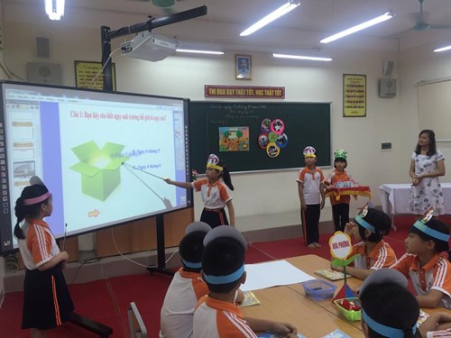 Giáo viên trường Tiểu học Thạch Bàn B tích cực tham gia Hội thi giáo viên dạy giỏi cấp trường năm học 2016- 2017